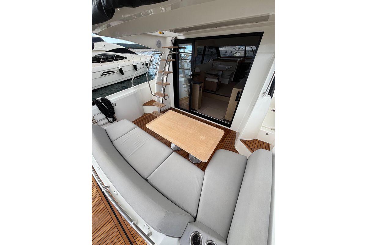 2023 Prestige 42 