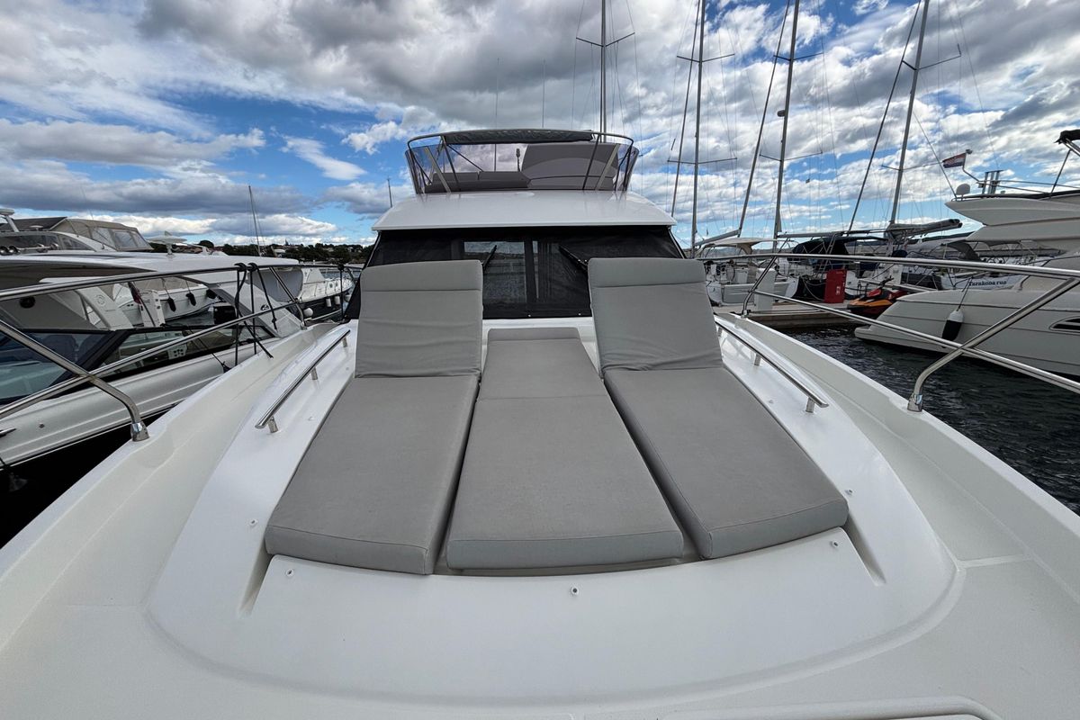2023 Prestige 42 