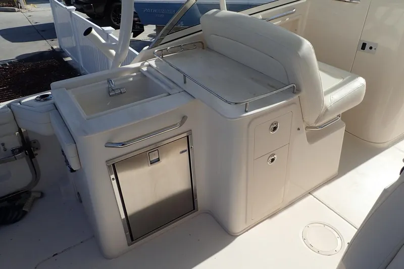  Yacht Photos Pics 2021 Grady-White Freedom 285 boat interior with sink and seating area.
