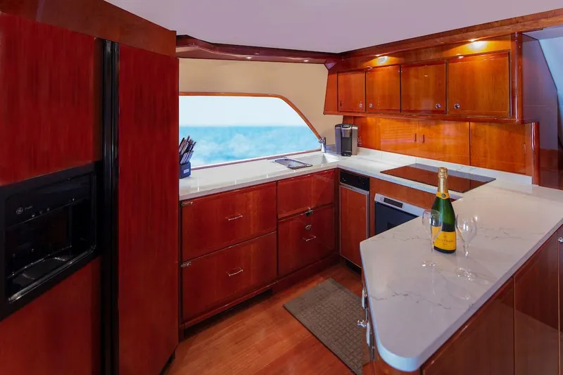 Chill 'n Yacht Photos Pics 