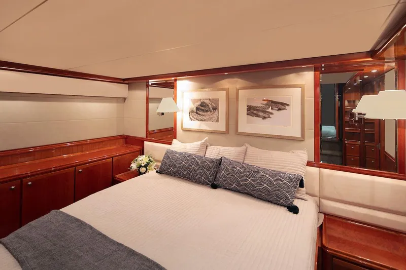 Chill 'n Yacht Photos Pics 