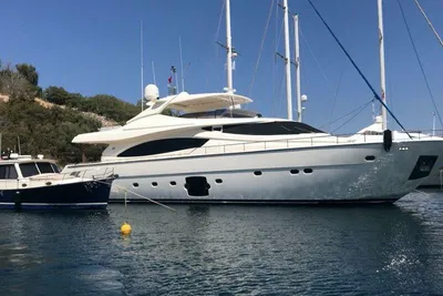 Ferretti Yachts 881