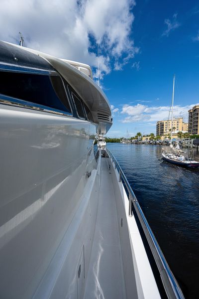 2002 Horizon 70 Motor Yacht