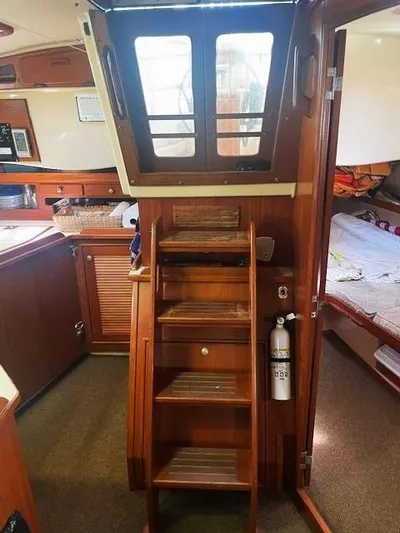 Karaya Yacht Photos Pics Companionway with glass/screens