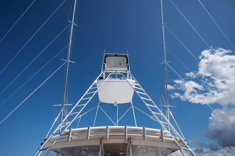 Chunda Yacht Photos Pics Merritt 48 yacht tower against a clear blue sky, 1998 model.
