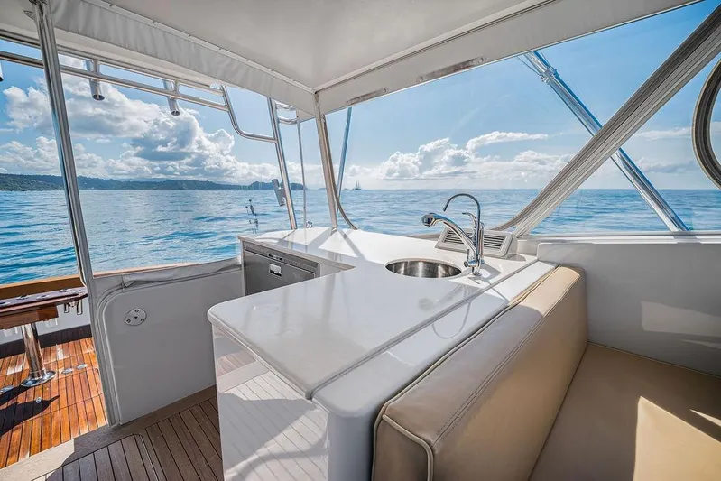 Chunda Yacht Photos Pics Interior of a 1998 Merritt 48 yacht with ocean view and modern amenities.