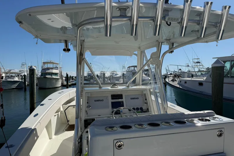 Showtime Yacht Photos Pics 2015 SeaVee 390Z boat interior with Simrad electronics at a marina.