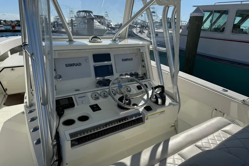 Showtime Yacht Photos Pics 2015 SeaVee 390Z boat helm with Simrad electronics at marina.
