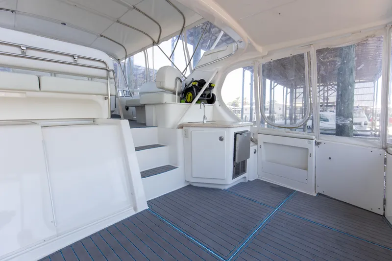  Yacht Photos Pics 2005 Silverton 43 Motor Yacht interior with spacious seating and modern amenities.