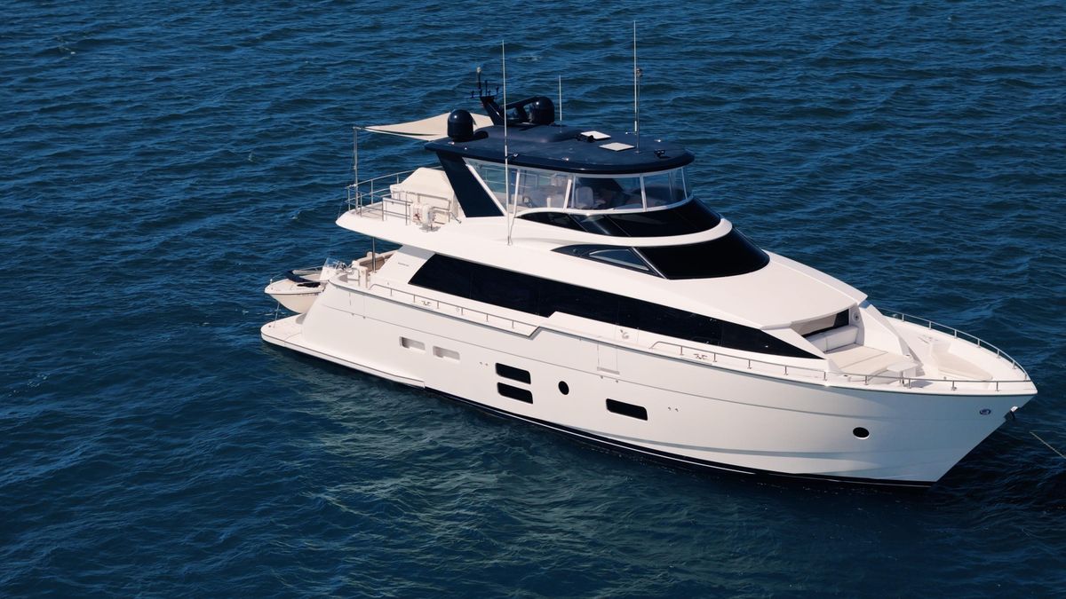 2017 Hatteras 75 