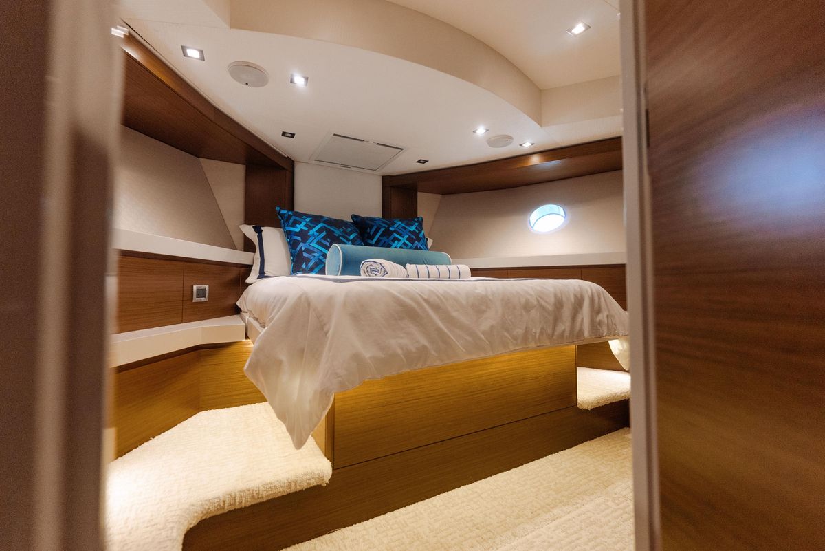2017 Hatteras 75 