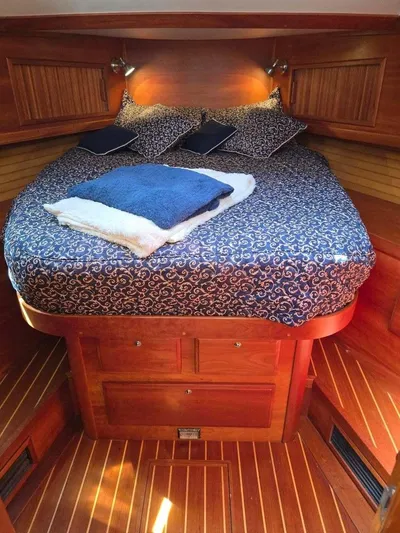 Juju Yacht Photos Pics 2004 Sabre 36 Flybridge Fast Trawler cabin with cozy bed and wooden interior.
