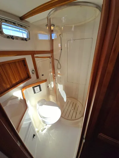 Juju Yacht Photos Pics 2004 Sabre 36 Flybridge Fast Trawler bathroom with shower and wooden accents.