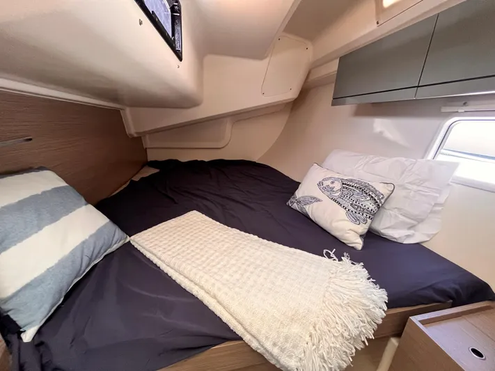 Sfo 418 #289 In Stock Yacht Photos Pics Cozy cabin interior of 2023 Hanse 418 sailboat with comfortable bedding.