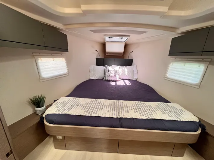 Sfo 418 #289 In Stock Yacht Photos Pics Modern bedroom interior of 2023 Hanse 418 yacht with cozy bed and natural light.