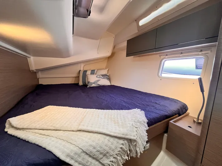 Sfo 418 #289 In Stock Yacht Photos Pics Cozy bedroom in 2023 Hanse 418 yacht with a large bed and window.