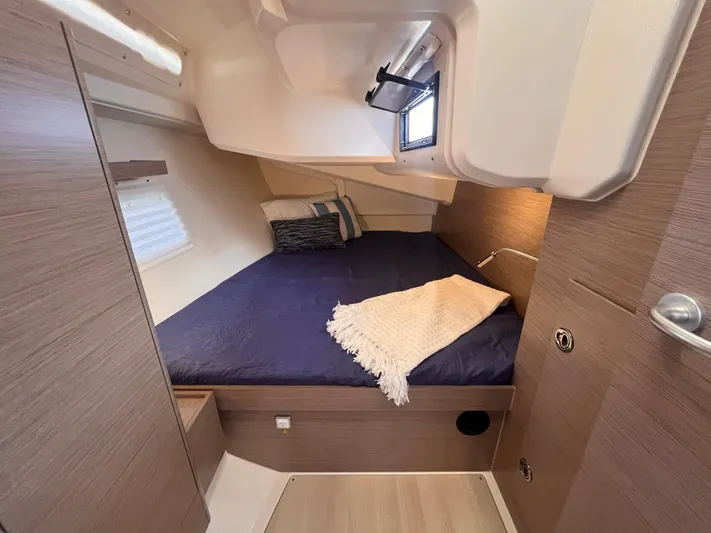 Sfo 418 #289 In Stock Yacht Photos Pics Cozy cabin interior of 2023 Hanse 418 sailboat with bed and window.