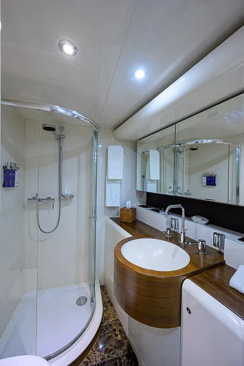 Grandeur Yacht Photos Pics 