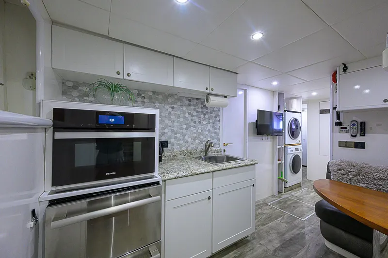 Grandeur Yacht Photos Pics 