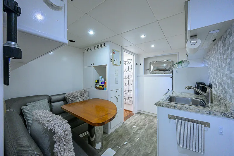 Grandeur Yacht Photos Pics 