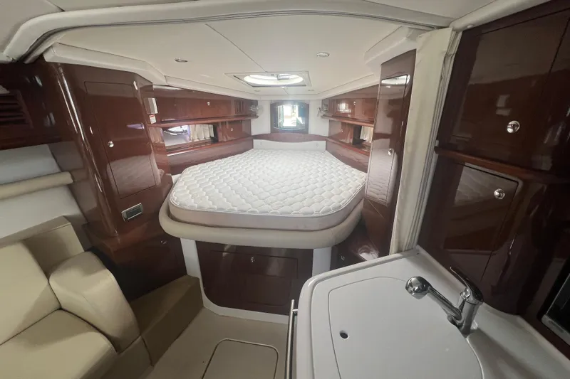 Yacht Photos Pics Luxurious interior of 2015 Four Winns 375 Vista yacht with bed and sink.