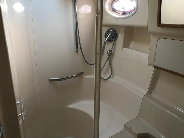 My Girl Yacht Photos Pics 1995 Sea Ray 450 Sundancer bathroom with shower and porthole window.