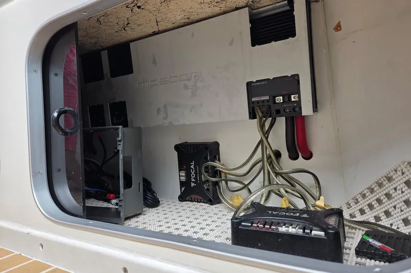  Yacht Photos Pics 1998 Sea Ray 630 Super Sun Sport audio system components in storage compartment.