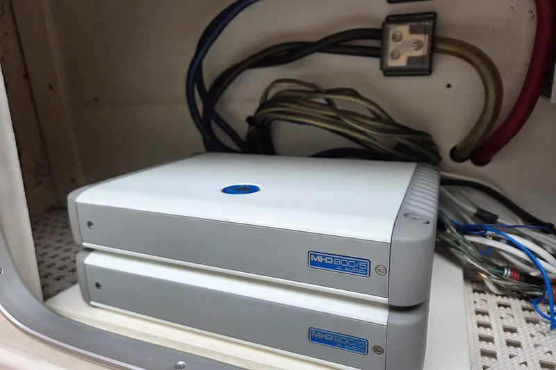  Yacht Photos Pics Audio equipment in a 1998 Sea Ray 630 Super Sun Sport boat.