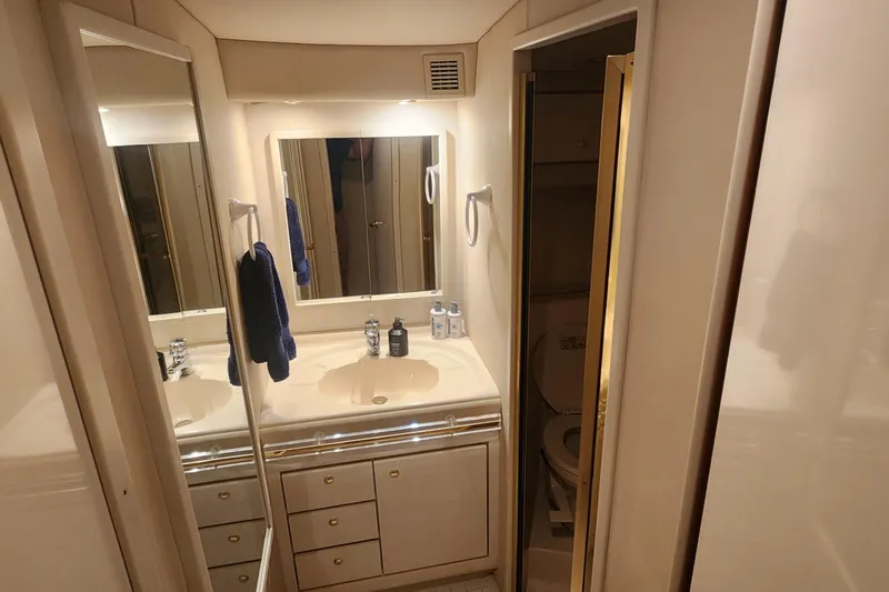  Yacht Photos Pics Luxurious bathroom interior of 1998 Sea Ray 630 Super Sun Sport yacht.