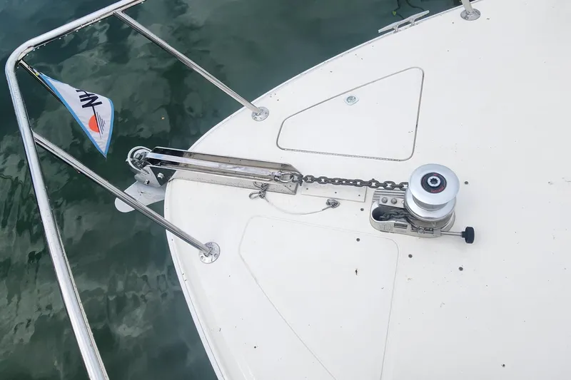  Yacht Photos Pics Bow of 1998 Sea Ray 630 Super Sun Sport with anchor chain and winch.