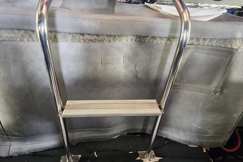  Yacht Photos Pics Stainless steel ladder on 1998 Sea Ray 630 Super Sun Sport boat.