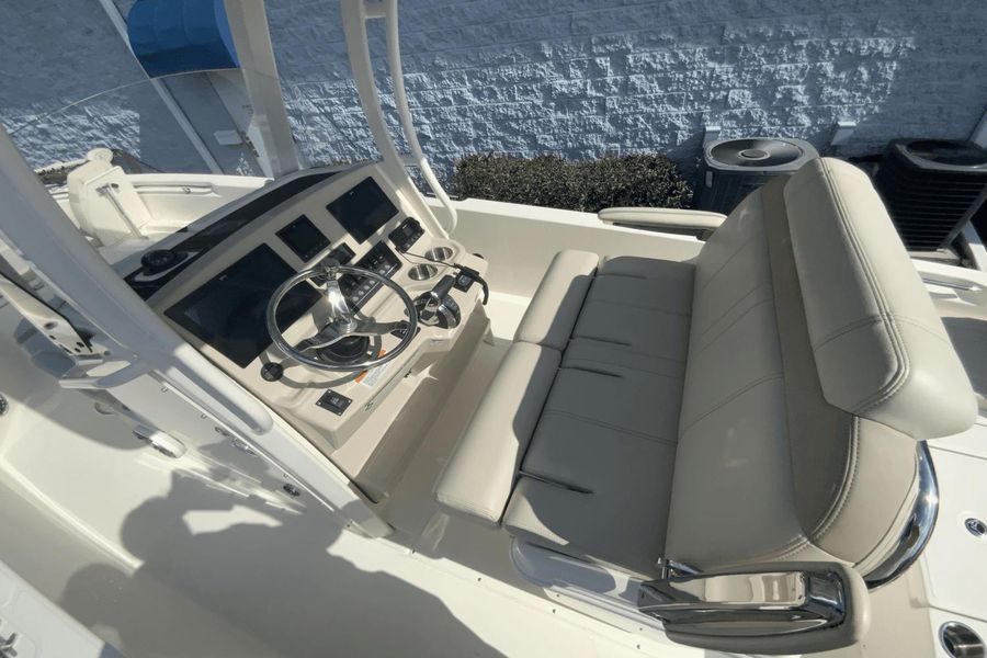 2022 Boston Whaler 250 Dauntless