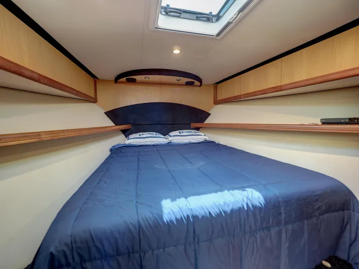 Tight Seal Yacht Photos Pics 2005 Luhrs 41 Convertible cabin with bed and skylight.