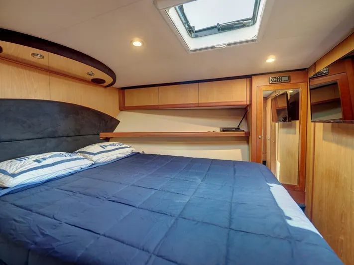 Tight Seal Yacht Photos Pics 2005 Luhrs 41 Convertible yacht bedroom with skylight and blue bedding.