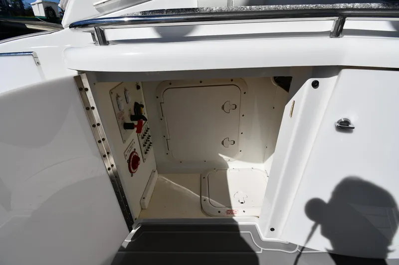Annasthetic Yacht Photos Pics 2008 Formula 400 Super Sport boat cabin with controls.