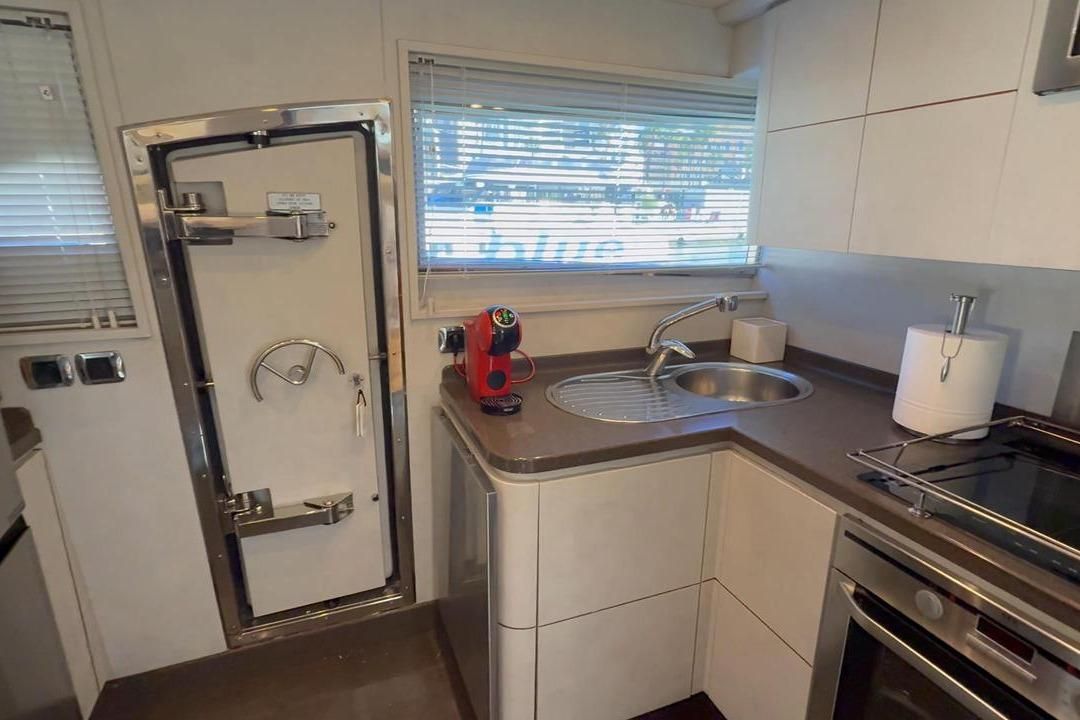 2005 Astondoa 72 