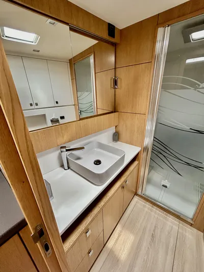 Feel So Good Yacht Photos Pics Owner bathroom