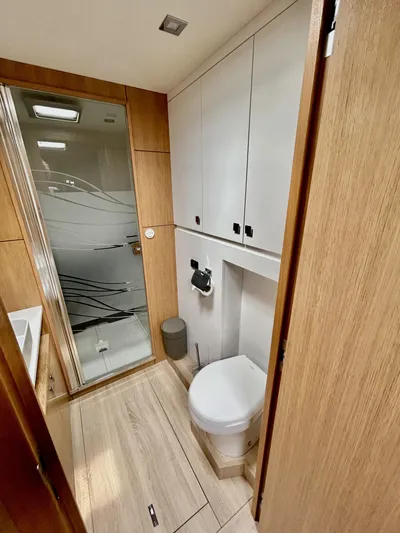 Feel So Good Yacht Photos Pics Owner bathroom