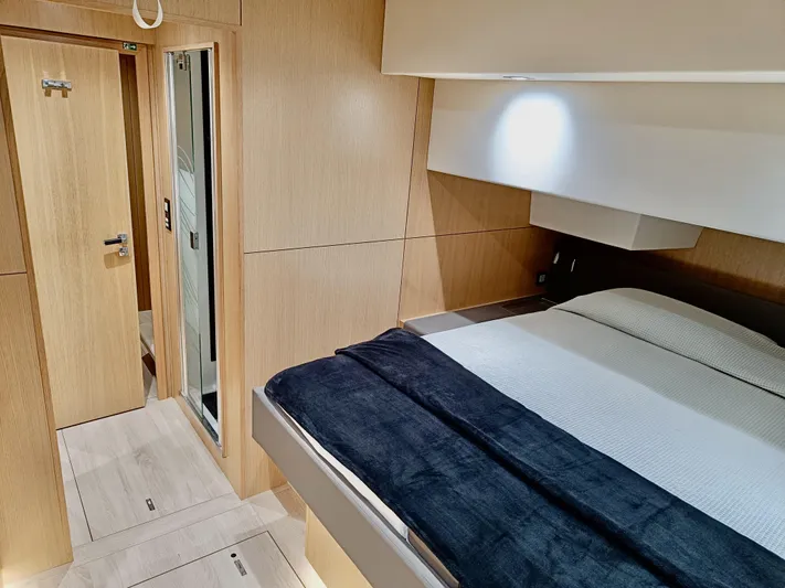 Feel So Good Yacht Photos Pics Port aft cabin