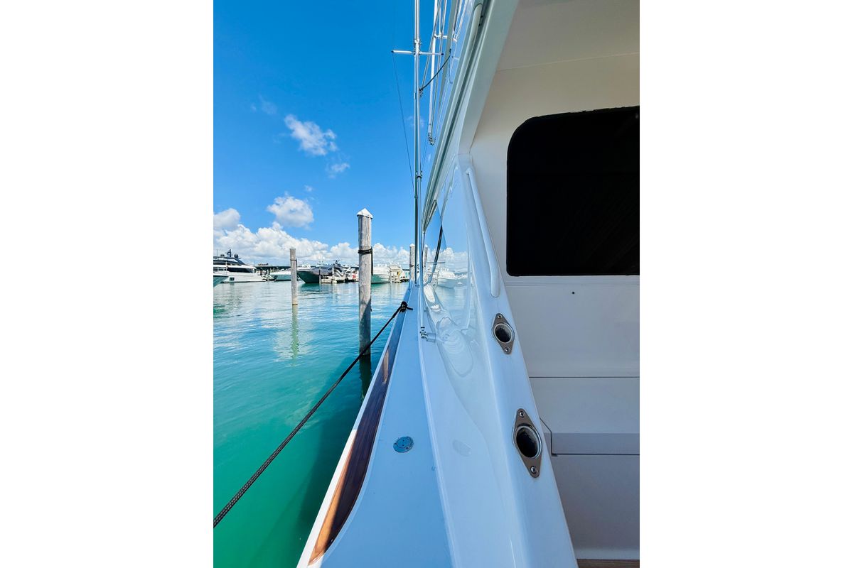 2004 Viking 65 