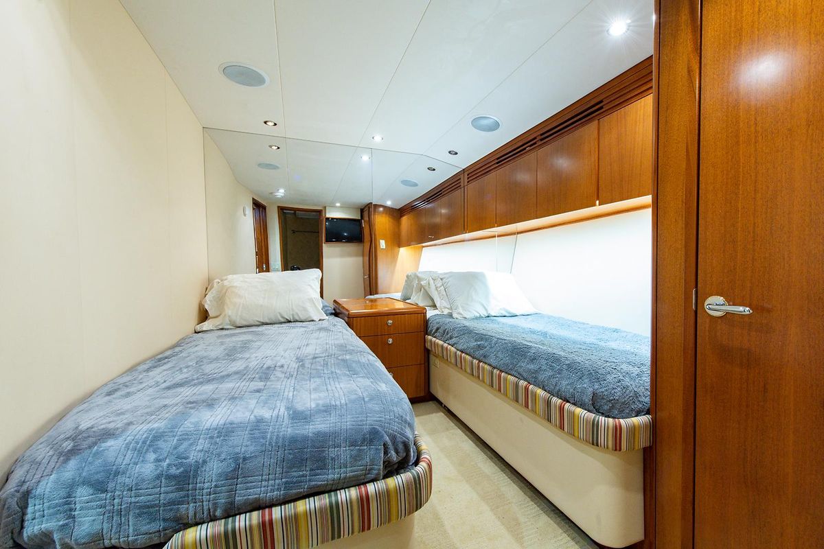 2006 Hatteras 64 