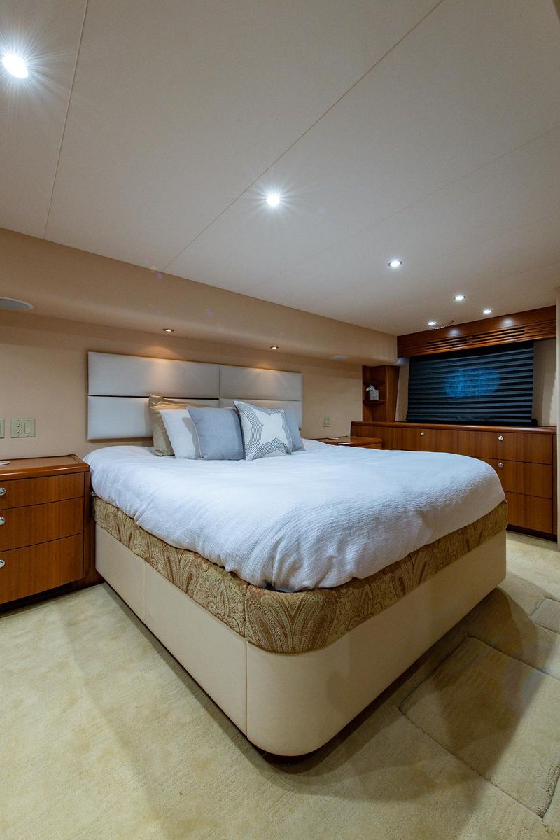 2006 Hatteras 64 