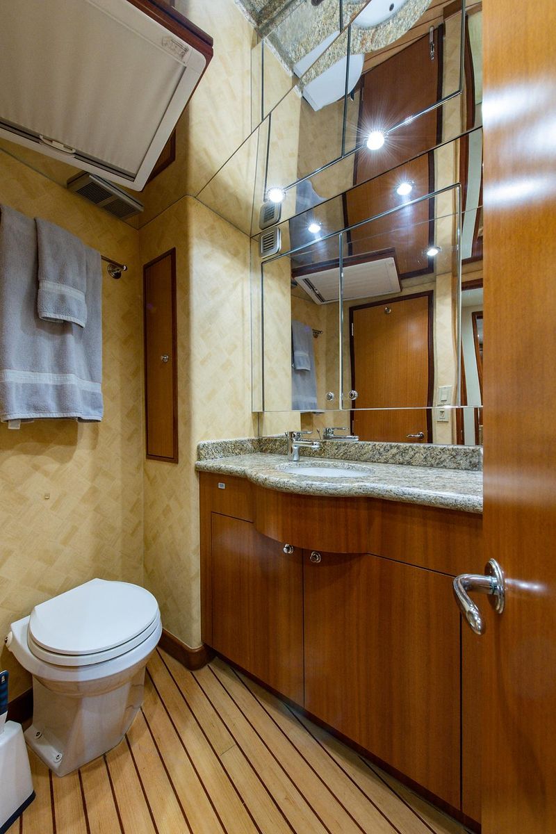 2006 Hatteras 64 