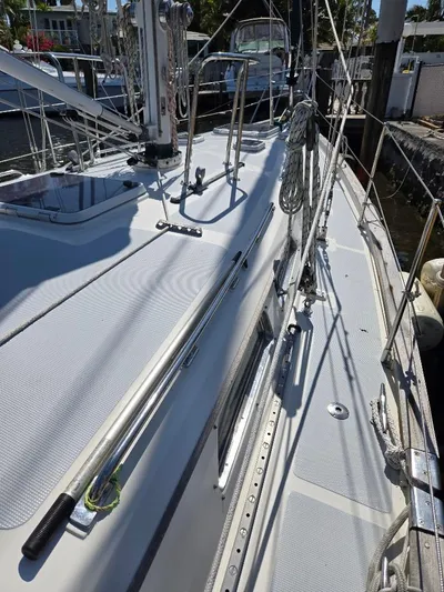 Sans Cles Yacht Photos Pics Clean Fiberglass Side-decks