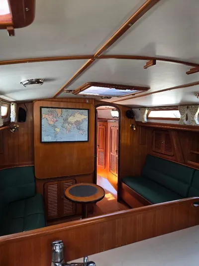 Sans Cles Yacht Photos Pics Settee / Sea Berth to Starboard