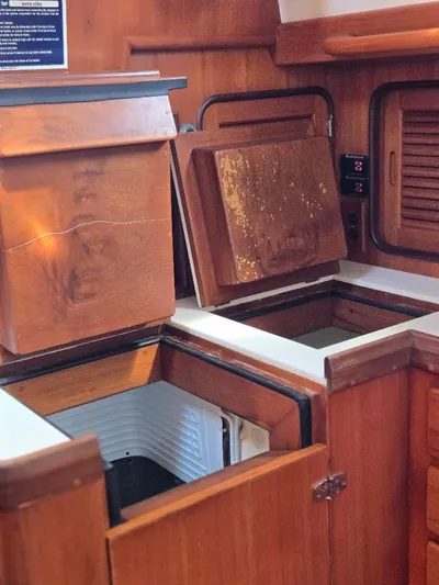 Sans Cles Yacht Photos Pics Separate Fridge and Freezer