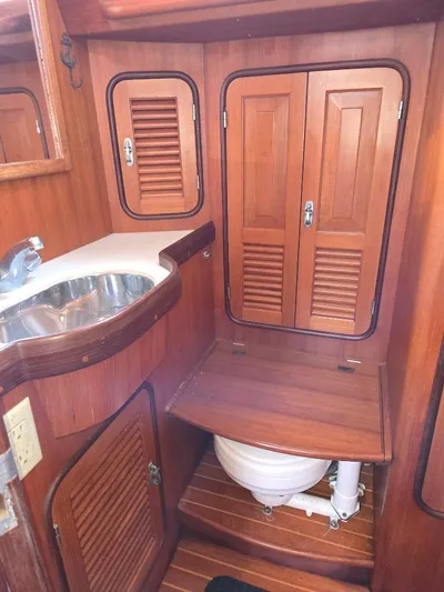 Sans Cles Yacht Photos Pics Lavatory in Quarter Cabin