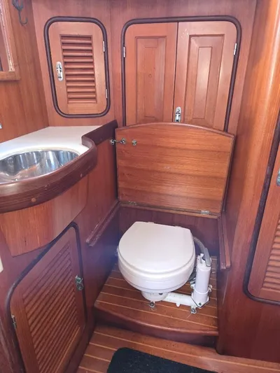 Sans Cles Yacht Photos Pics Head in Quarter Cabin