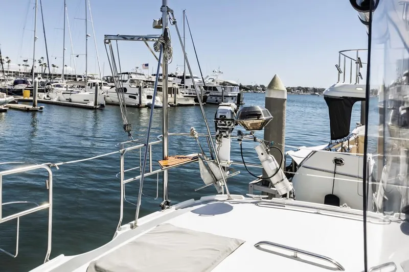 Romanc'n The Zea Yacht Photos Pics Sailboats docked at a marina, featuring a 1997 Hunter 456 yacht in the foreground.