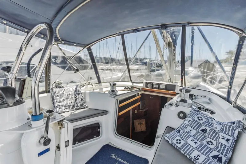 Romanc'n The Zea Yacht Photos Pics Interior of a 1997 Hunter 456 sailboat with nautical-themed cushions.